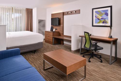 En TV eller et underholdningssystem på Holiday Inn Express & Suites Lacey - Olympia, an IHG Hotel