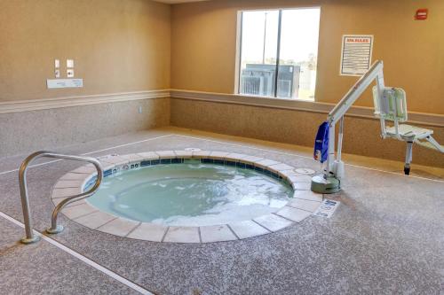 eine Whirlpool-Badewanne in einem Krankenhauszimmer in der Unterkunft Holiday Inn Express Hotel & Suites Texarkana East, an IHG Hotel in Texarkana