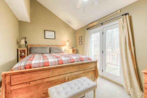 Schlafzimmer mit einem Bett und einer Glasschiebetür in der Unterkunft Leinemann Ski Haus in McHenry