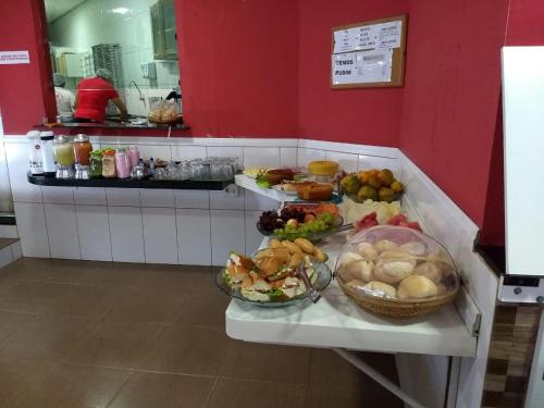 un buffet de nourriture sur une table dans un restaurant dans l'établissement Pousada e Restaurante MKE, à João Pessoa