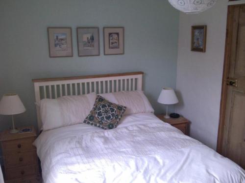 ein Schlafzimmer mit einem weißen Bett und einem Kissen darauf in der Unterkunft Waverley in York