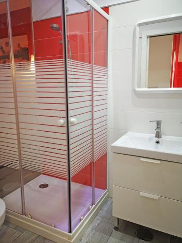 Conil Red-Black Apartment