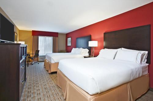Vuode tai vuoteita majoituspaikassa Holiday Inn Express & Suites Springfield, an IHG Hotel