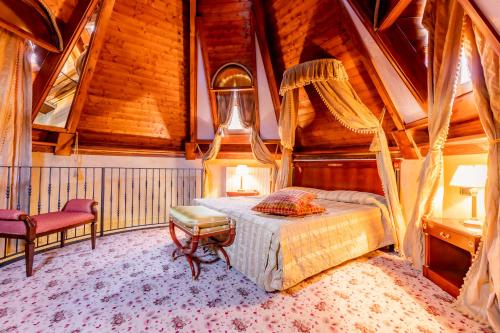 セストリエーレにあるHotel Belvedereの木製の天井の客室で、ベッドルーム1室(ベッド1台付)