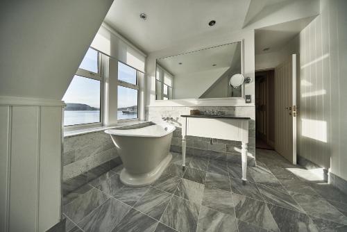 y baño con aseo, lavabo y espejo. en Oban Bay Hotel, en Oban