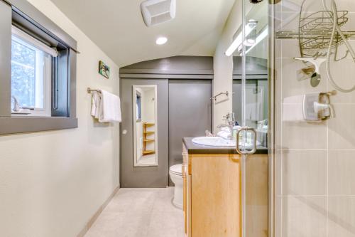 波特蘭的住宿－Upscale NE Portland Guesthouse，一间带水槽和卫生间的浴室