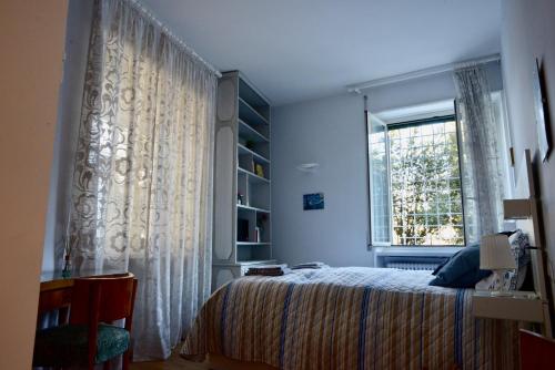 - une chambre avec un lit et une fenêtre dans l'établissement BREZZA MARINA, à Rome