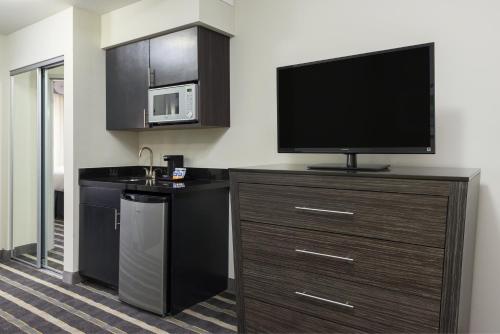 Кухня или мини-кухня в Holiday Inn Express and Suites Norman by IHG
