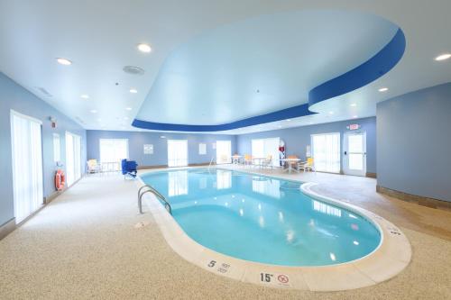 - une grande piscine dans une chambre d'hôtel dans l'établissement Holiday Inn Express & Suites Jamestown, an IHG Hotel, à Jamestown