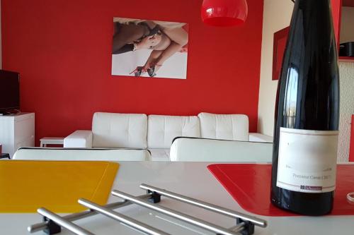 カップ・ダグドにあるCap d'Agde Naturist Héliopolis F61 vue merのワイン1本(テーブルに座って客室内)