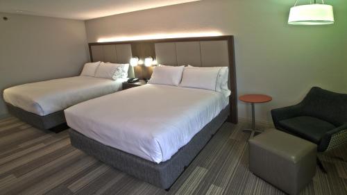 Krevet ili kreveti u jedinici u okviru objekta Holiday Inn Express & Suites Evansville North, an IHG Hotel