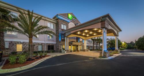 a hotel with a gazebo in front of a building at Holiday Inn Express Hotel & Suites Jacksonville-Blount Island by IHG in Jacksonville