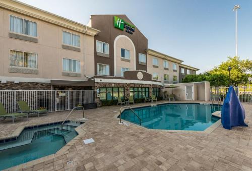 Bazén v ubytovaní Holiday Inn Express Hotel & Suites Jacksonville-Blount Island, an IHG Hotel alebo v jeho blízkosti