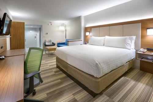 Tempat tidur dalam kamar di Holiday Inn Express Hotel & Suites Jacksonville-South, an IHG Hotel