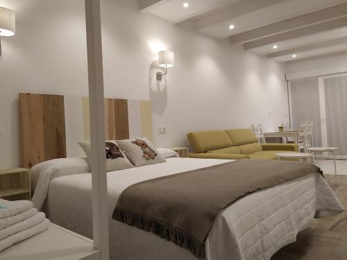 Кровать или кровати в номере Apartamentos El Brezu
