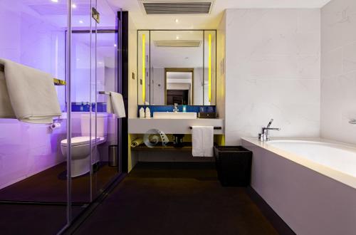 Holiday Inn Express Shenzhen Dongmen, an IHG Hotel tesisinde bir banyo