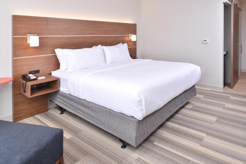 Postel nebo postele na pokoji v ubytování Holiday Inn Express & Suites Omaha Airport by IHG