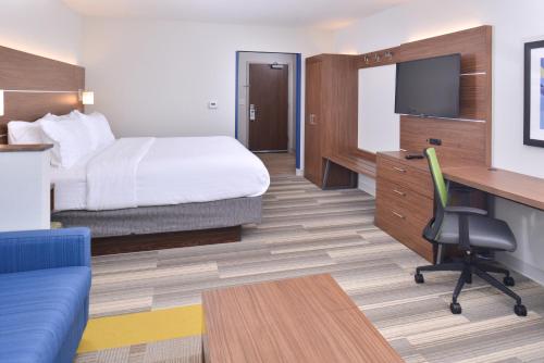 Postel nebo postele na pokoji v ubytování Holiday Inn Express & Suites Omaha Airport by IHG