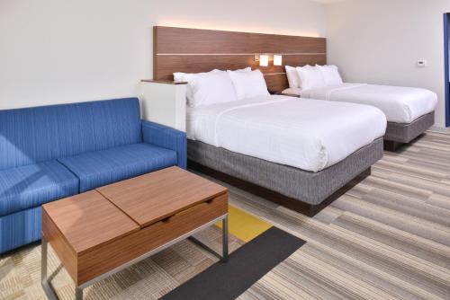 Postel nebo postele na pokoji v ubytování Holiday Inn Express & Suites Omaha Airport by IHG