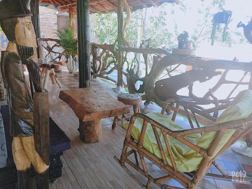 a porch with chairs and a bench and a table at Cabañas Guacari San Agustín huila in San Agustín