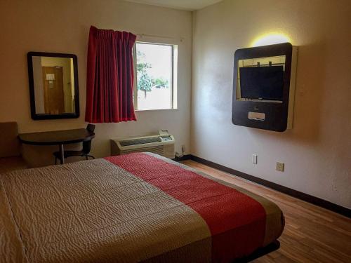 ein Hotelzimmer mit einem Bett und einem TV an der Wand in der Unterkunft Motel 6-Woodway, TX in Woodway