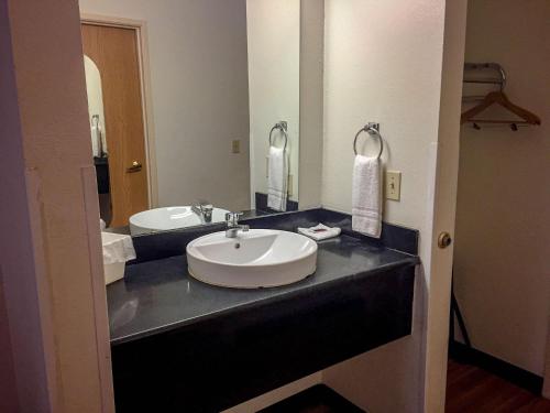 baño con lavabo y espejo grande en Motel 6-Woodway, TX, en Woodway