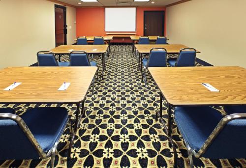 a classroom with desks and chairs and a whiteboard at Holiday Inn Express & Suites Fayetteville University of Arkansas Area by IHG in Fayetteville