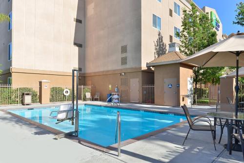 Bazen u ili blizu objekta Holiday Inn Express Fresno River Park Highway 41, an IHG Hotel