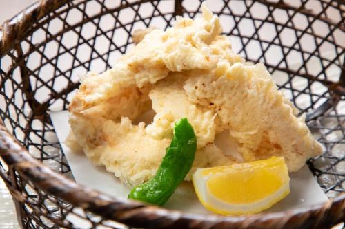 a basket with a piece of food and a lemon at Yufuin Kaze no Mori in Yufuin