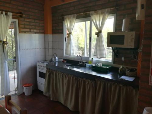 Una cocina o kitchenette en Cabañas Valentina
