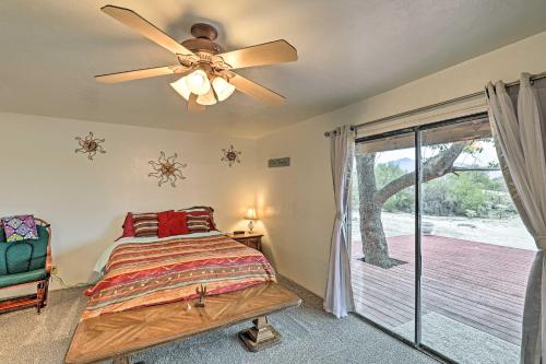 um quarto com uma cama e uma ventoinha de tecto em Mountain-View Retreat with Modern Interior and Kitchen em Tucson
