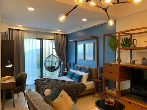 Kampung Sungai KarangにあるDeluxe Holiday Studio Suite at Timurbay with Seaviewのベッドルーム1室(ベッド1台付)、リビングルームが備わります。