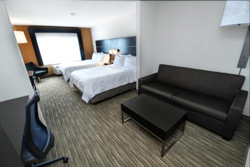 Krevet ili kreveti u jedinici u objektu Holiday Inn Express Hotel & Suites Grand Forks, an IHG Hotel