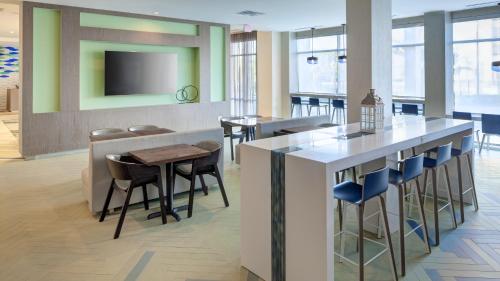 Holiday Inn Express & Suites Orlando At SeaWorld by IHG - With Free Shuttle Service to SeaWorld Parks photo 49