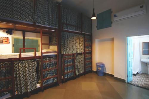 ジャイプールにあるJaipur Jantar Hostelの二段ベッド1組(ワインボトル付)が備わる客室です。