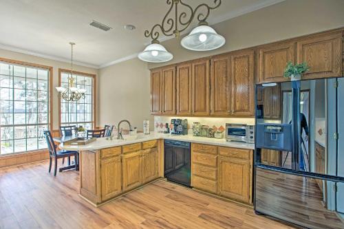 Η κουζίνα ή μικρή κουζίνα στο Large Waterfront Lake Palestine Home with Deck, Dock