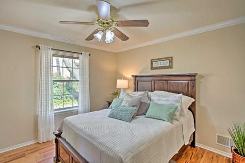 Ένα ή περισσότερα κρεβάτια σε δωμάτιο στο Large Waterfront Lake Palestine Home with Deck, Dock