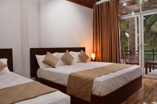 Un pat sau paturi într-o cameră la Monarch Residence