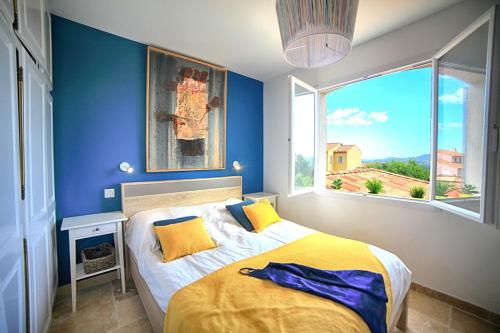 1 dormitorio con cama y ventana grande en Villa piscine chauffée en option Provence 11 personnes en Bormes-les-Mimosas