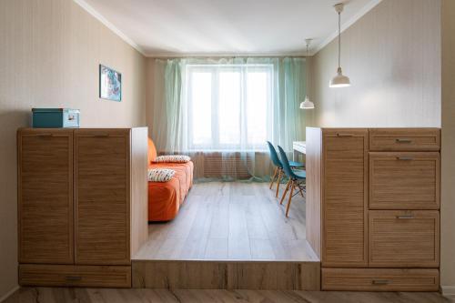 ゲレンジークにあるApartment PiniCasaのベッドルーム1室(オレンジ色のベッド1台、窓付)