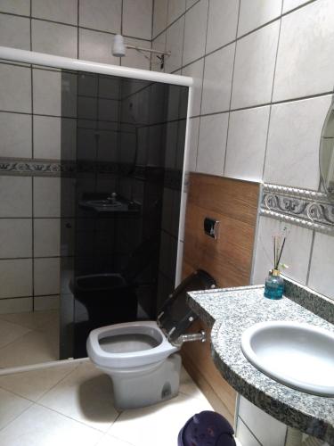 a bathroom with a toilet and a sink at Linda casa próximo do Beach Park in Aquiraz