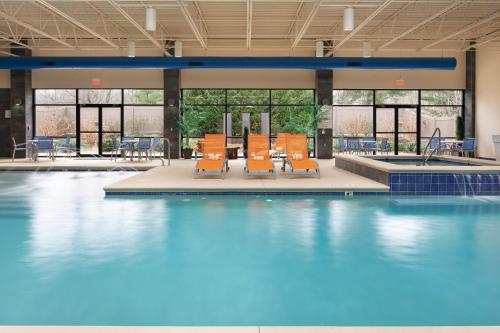 Bazén v ubytování Holiday Inn and Suites Charleston West by IHG nebo v jeho okolí