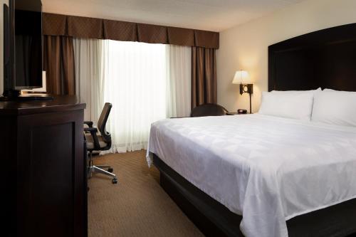 Postel nebo postele na pokoji v ubytování Holiday Inn and Suites Charleston West by IHG