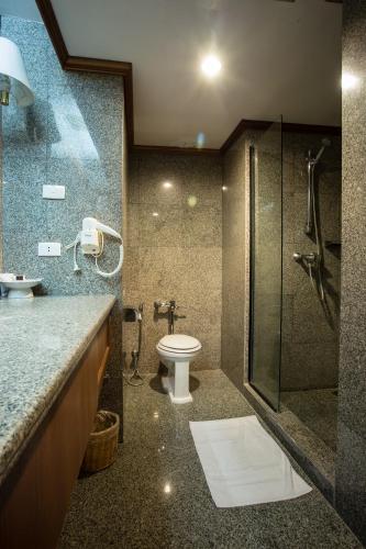 Ένα μπάνιο στο Songphanburi Hotel