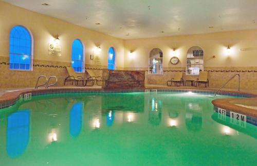 The swimming pool at or close to Holiday Inn Express Hotel & Suites Levelland, an IHG Hotel