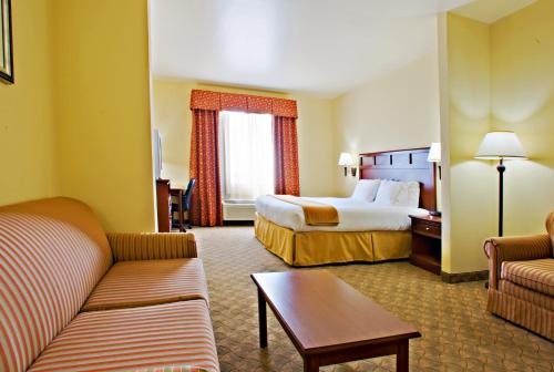 En eller flere senge i et værelse på Holiday Inn Express Hotel & Suites Levelland, an IHG Hotel