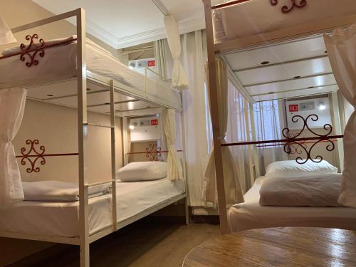 Divstāvu gulta vai divstāvu gultas numurā naktsmītnē Antique Hostel