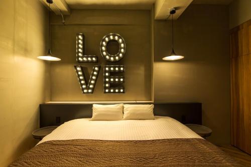福岡市にあるODO HOTEL オドホテル(大人専用)のベッドルーム(ベッド1台付)