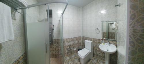 W łazience znajduje się prysznic, toaleta i umywalka. w obiekcie ARK BILLUR HALAL Hotel by HotelPro Group w Taszkiencie