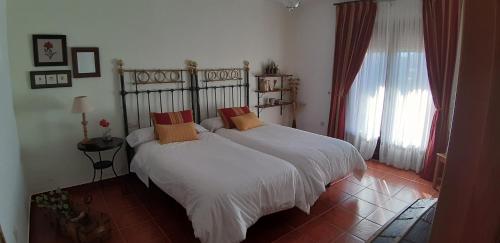 トレカバジェロスにあるCasa san medelのベッドルーム(大型ベッド1台、窓付)